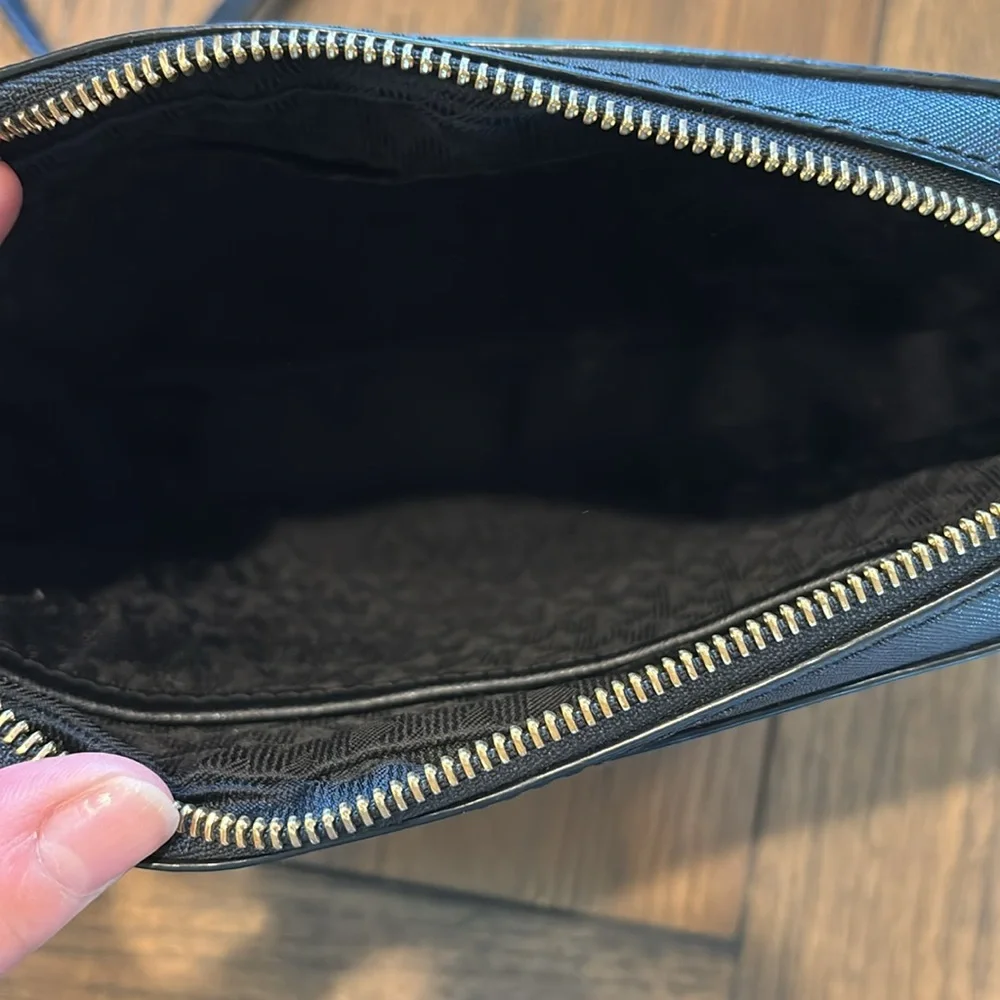 🖤💛MICHAEL KORS
Chain-Link Saffiano Leather Crossbody Bag - Picture 10 of 11